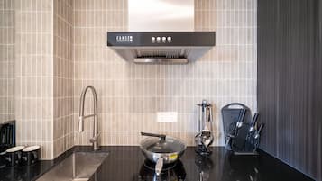 Luxury Double Room, City View | Private kitchenette | Mini-fridge, cookware/dishes/utensils