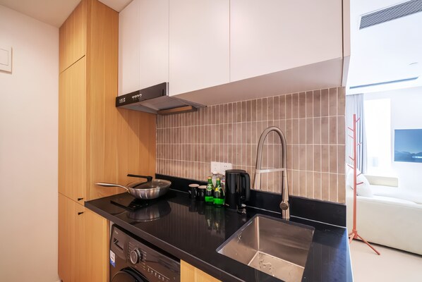 Phòng đôi phong cách cổ điển, quang cảnh thành phố | Bếp nhỏ riêng | Tủ lạnh nhỏ, dụng cụ nấu nướng/bát dĩa/dao nĩa 