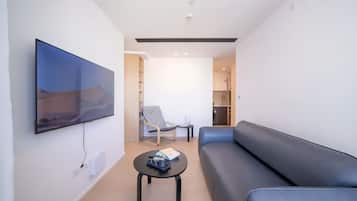 Superior Double Room, City View | Living area