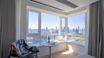 Luxury Double Room, City View | Living area