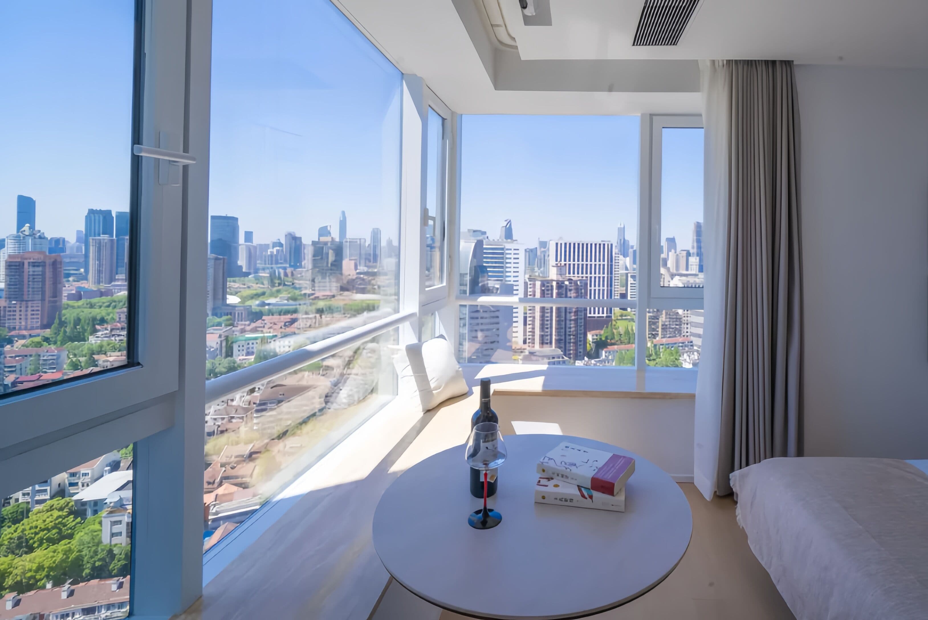 Luxury Double Room, City View | Living area
