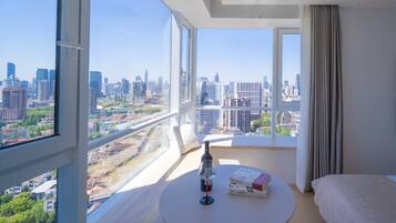Luxury Double Room, City View | Living area