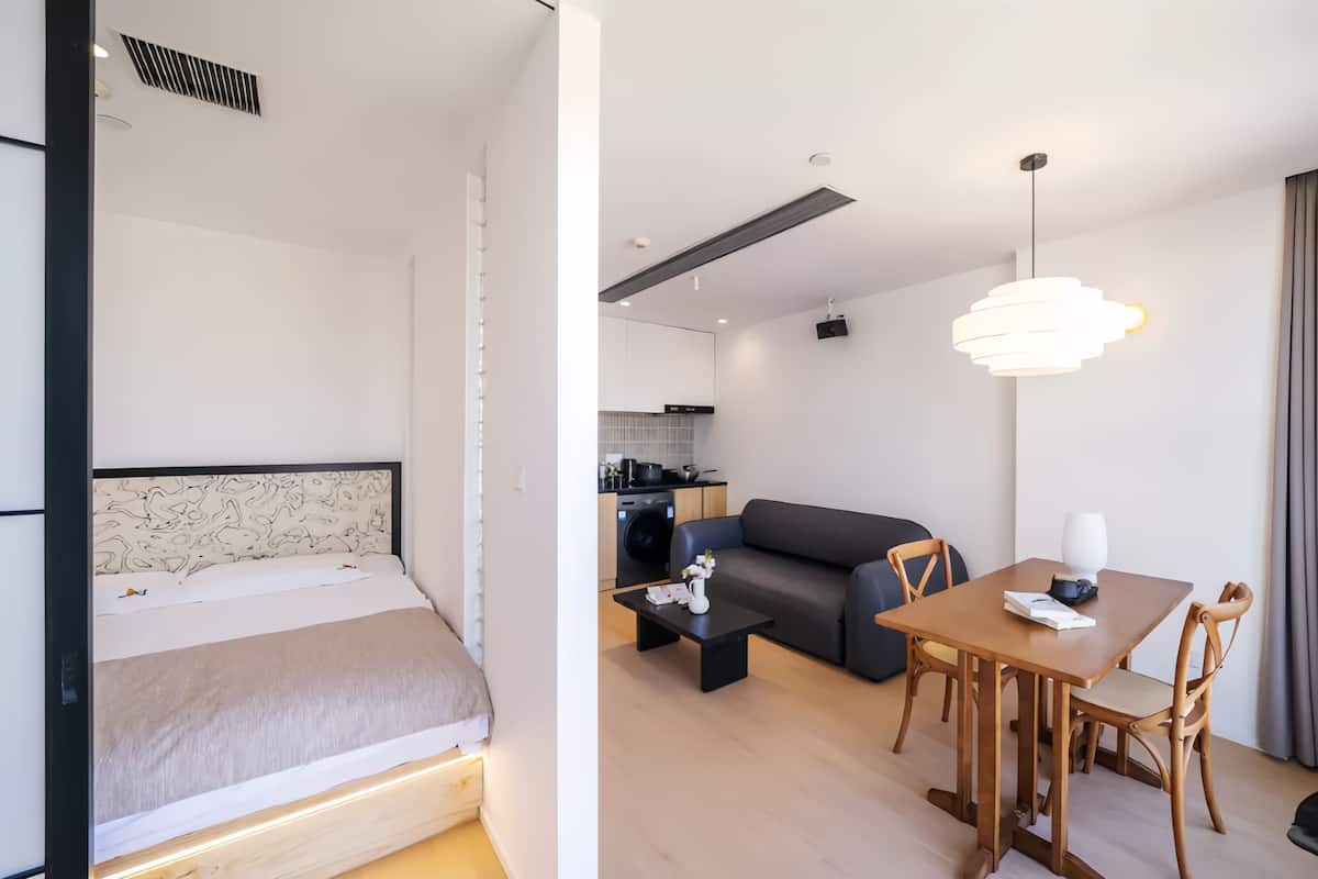 Phòng đôi tiện nghi đơn giản, quang cảnh thành phố | Truy cập Internet không dây miễn phí, bộ trải giường