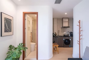 Luxury Double Room, City View | Living area - Shanghai Hills & Fan Stay (Shanghai)