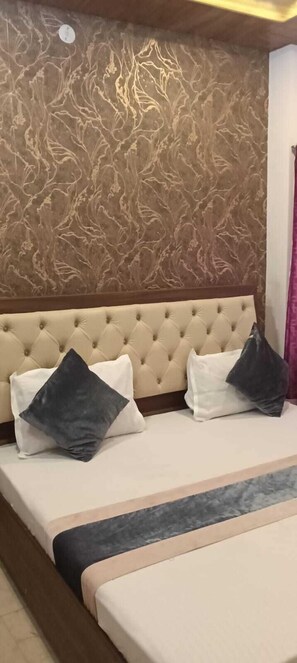 خزنة داخل الغرفة وتجهيزات عازلة للصوت ومكواة/لوح كي وواي فاي مجانًا