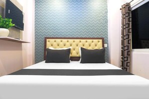 خزنة داخل الغرفة وتجهيزات عازلة للصوت ومكواة/لوح كي وواي فاي مجانًا