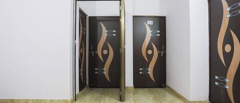 Habitación individual familiar, balcón, vista a la ciudad | Área de sala de estar