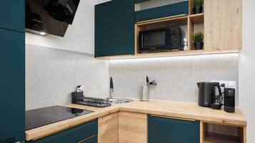 Deluxe Apartment, 1 Bedroom, City View | Private kitchen