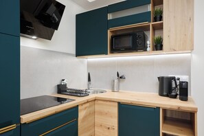 Deluxe Apartment, 1 Bedroom, City View | Private kitchen