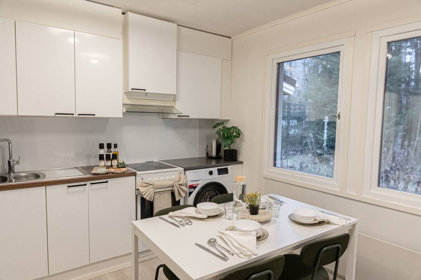 Jääkaappi, mikroaaltouuni, uuni, keittoastiat/astiat/ruokailuvälineet