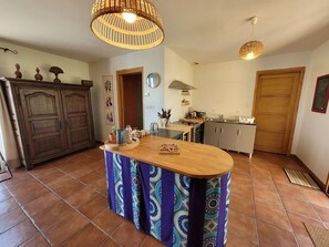 Fridge, microwave, oven, stovetop - Exotic escape 700 metres from the beach (Plouescat)