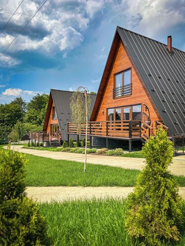 Gorgeous 3-bedroom cabin in charming Vârfu Dealului perfect for relaxing