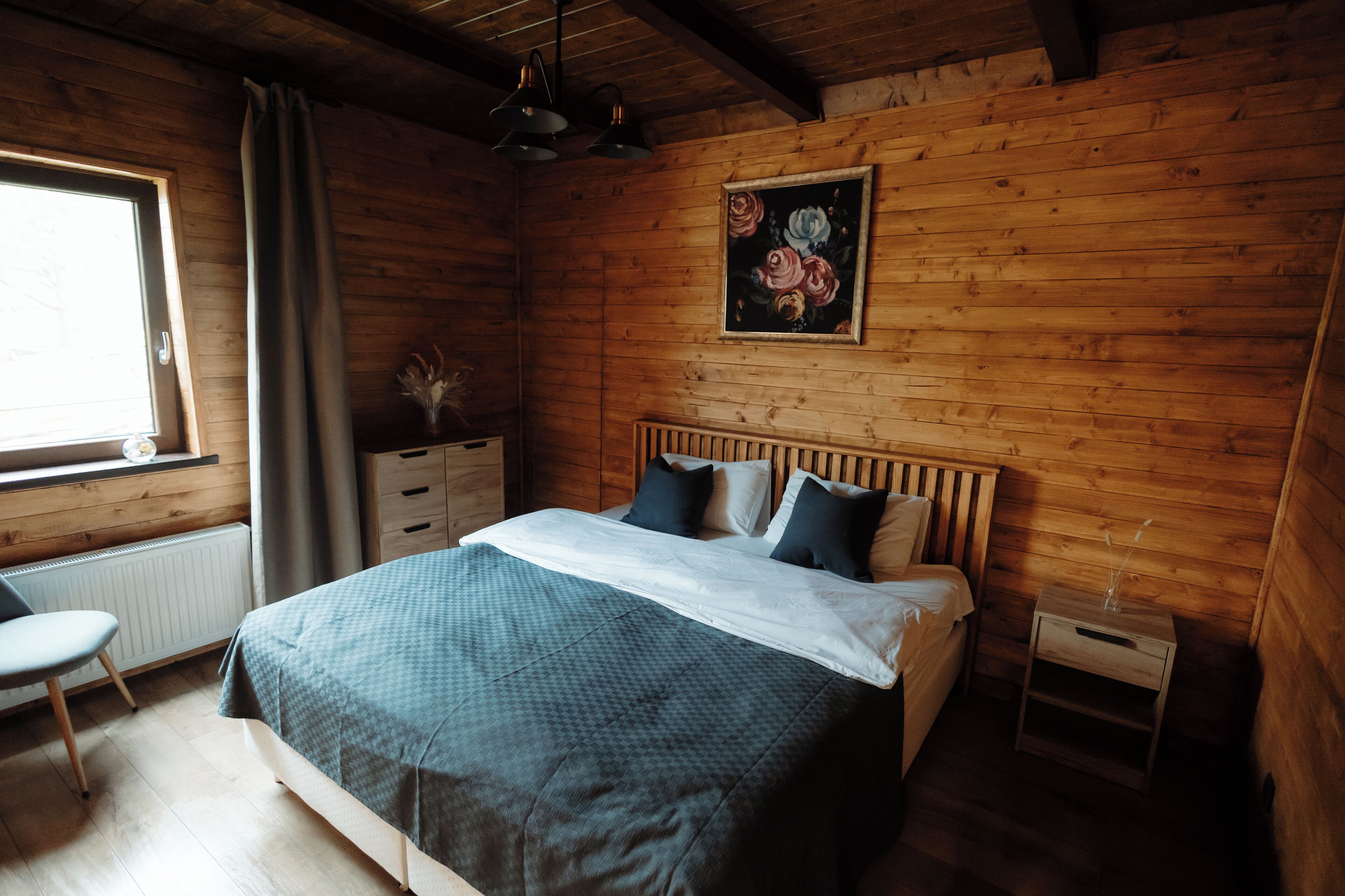 Tabla de planchar con plancha, internet y ropa de cama 