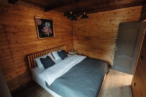 Iron/ironing board, internet, bed sheets