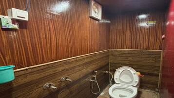 Tuala disediakan, sabun, syampu, tisu tandas