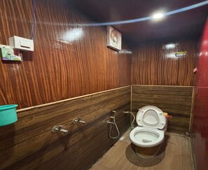 Towels, soap, shampoo, toilet paper