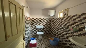 Deluxe Room | Bathroom | Towels, soap, shampoo, toilet paper