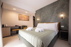 Deluxe-huone | Minibaari, työpöytä, pimennysverhot, silitysrauta/-lauta