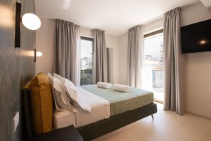 Deluxe Room | Minibar, desk, blackout drapes, iron/ironing board