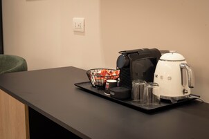 Minibar, una scrivania, tende oscuranti, insonorizzazione