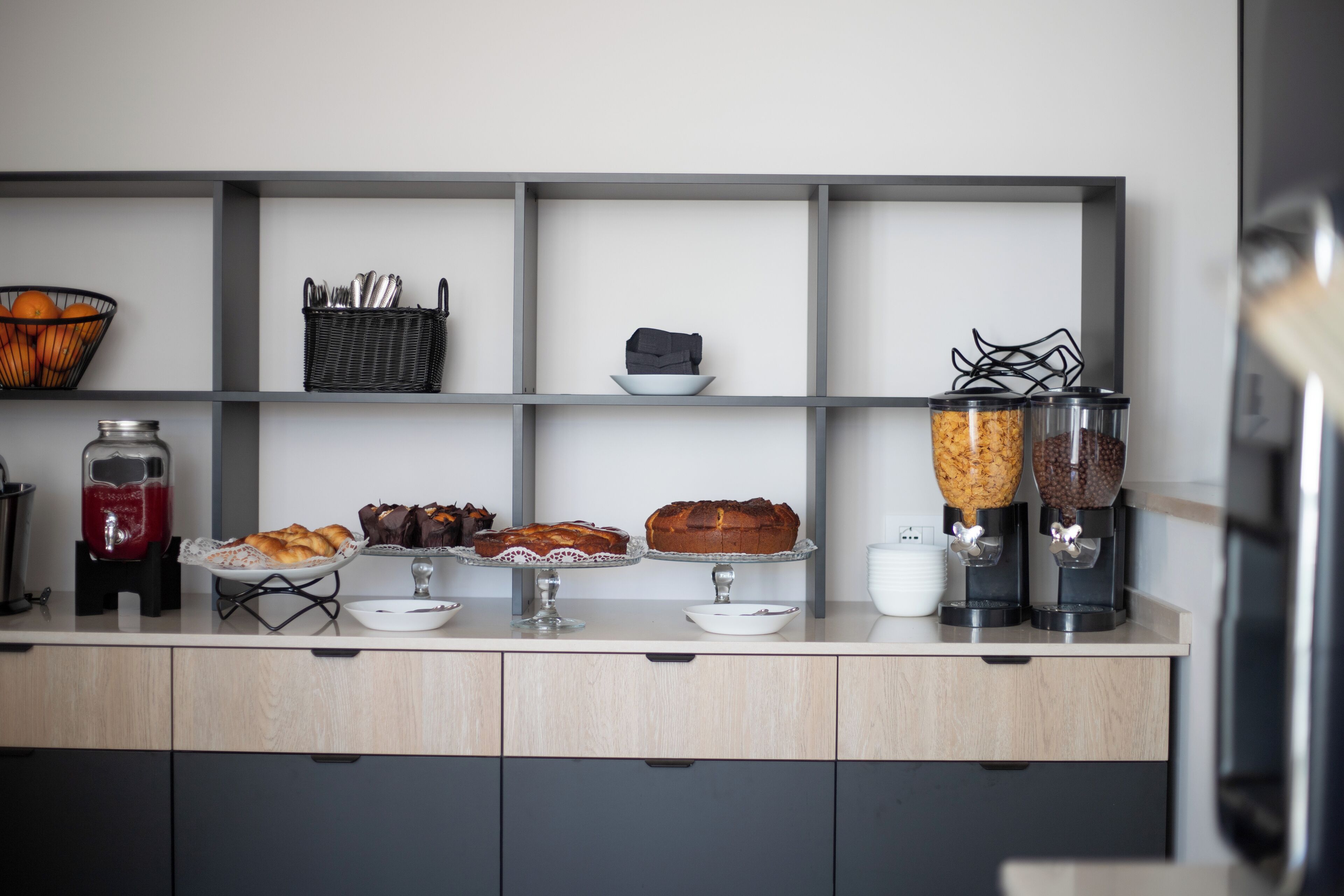 Un bufé de desayuno con diferentes alimentos y salsas en un mostrador.