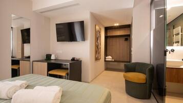 Camera Deluxe | Minibar, una scrivania, tende oscuranti, ferro/asse da stiro