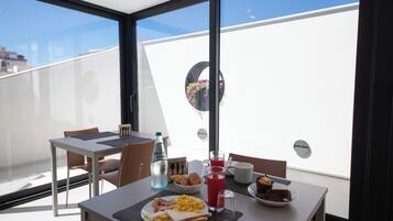 Free daily buffet breakfast