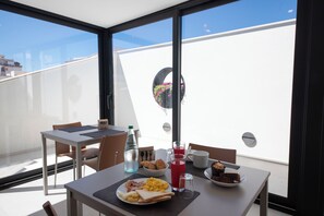 Free daily buffet breakfast