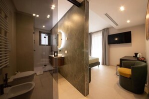 Secadora de cabello, pantuflas, toallas, jabón 