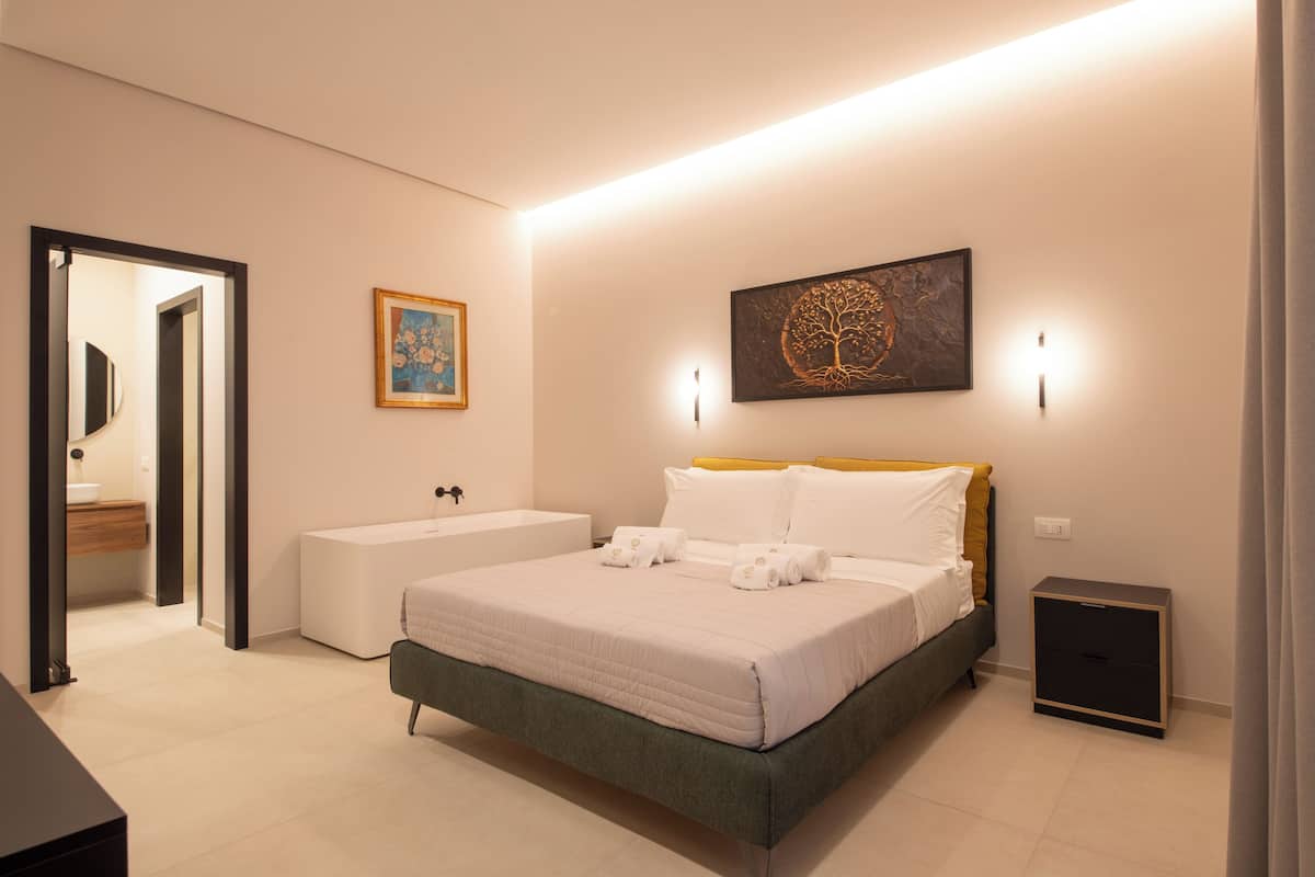 Minibar, escritorio, cortinas blackout y tabla de planchar con plancha