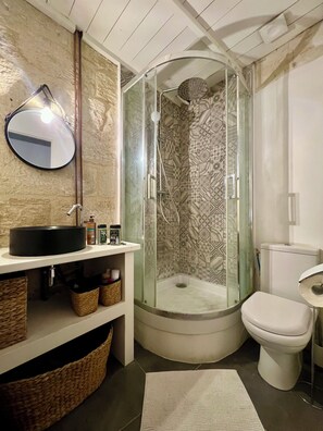 Douche, sèche-cheveux, serviettes fournies, savon