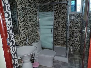 Regadera, toallas, jabón, papel de baño 