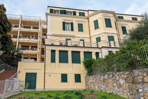 Exterior - Holiday Home 'Casa Vacanze Cavalca L'Onda' with Sea View, Private Garden and Air Conditioning (Sanremo)