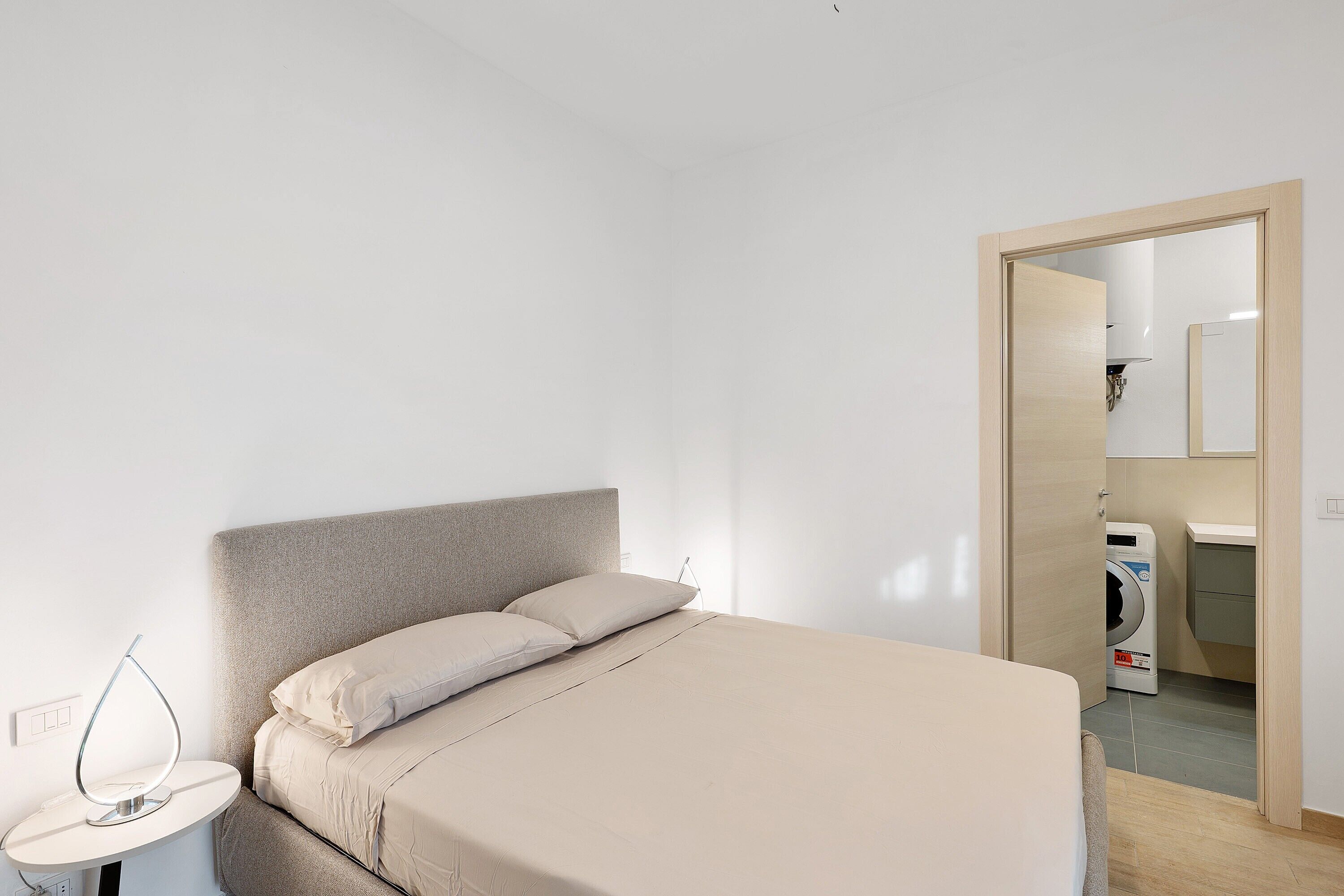 Iron/ironing board, bed sheets