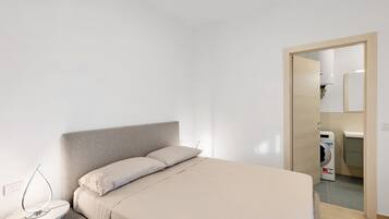 Iron/ironing board, bed sheets