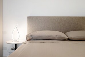 Tabla de planchar con plancha y ropa de cama