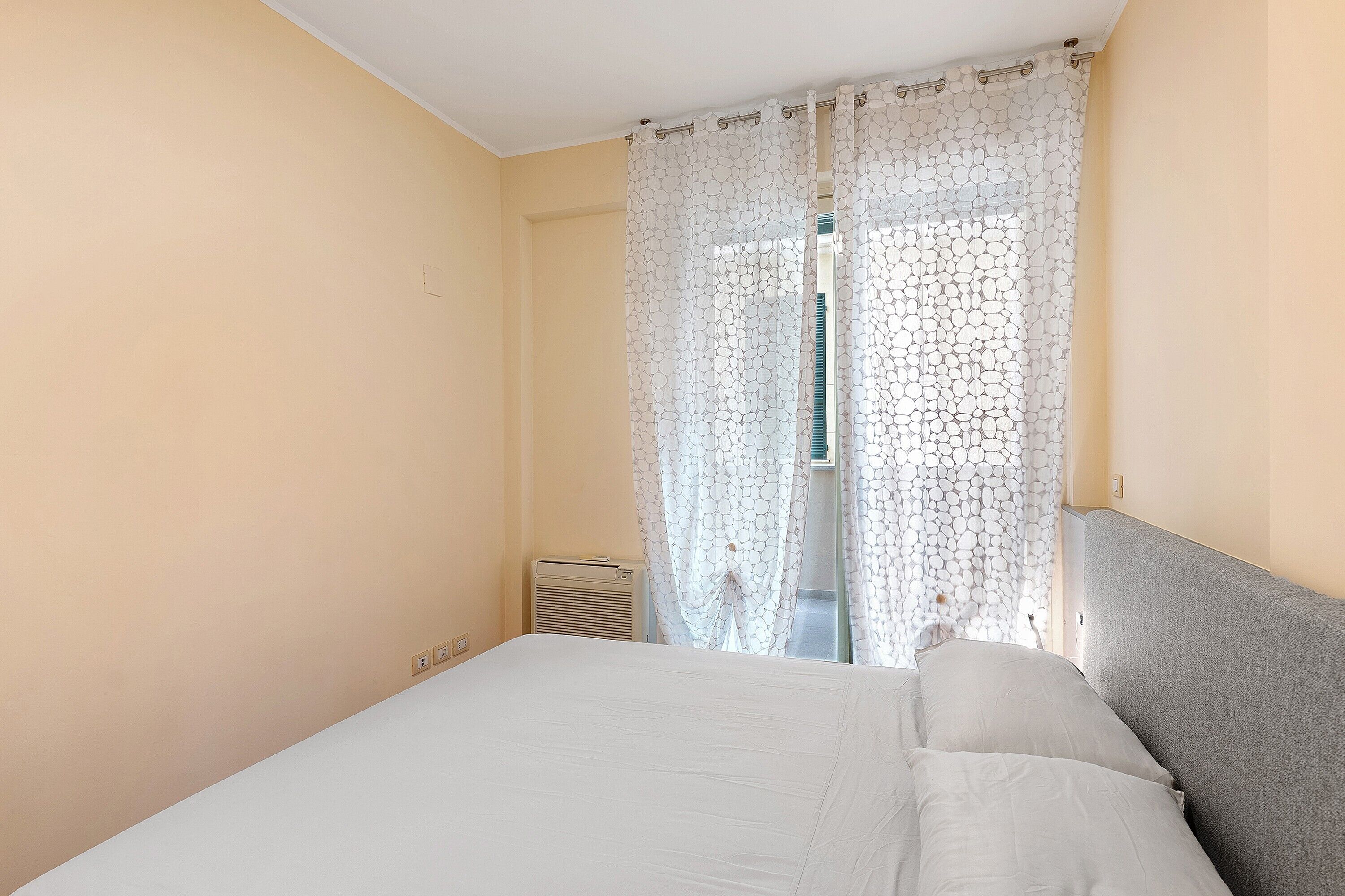 Iron/ironing board, bed sheets