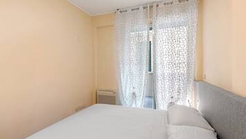 Iron/ironing board, bed sheets