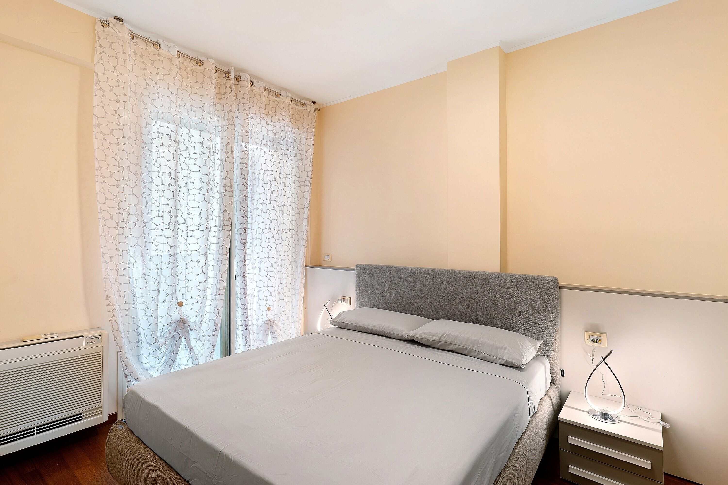 Iron/ironing board, bed sheets