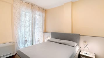 Iron/ironing board, bed sheets