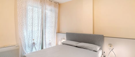 Iron/ironing board, bed sheets