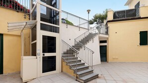 Um edifício com uma escada, uma porta e uma janela.