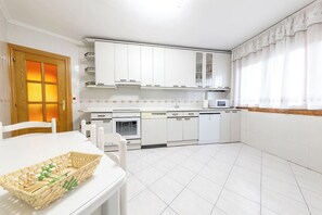 Fridge, microwave, oven, stovetop - Historic Village Escape – Burgo de Osma (El Burgo de Osma)