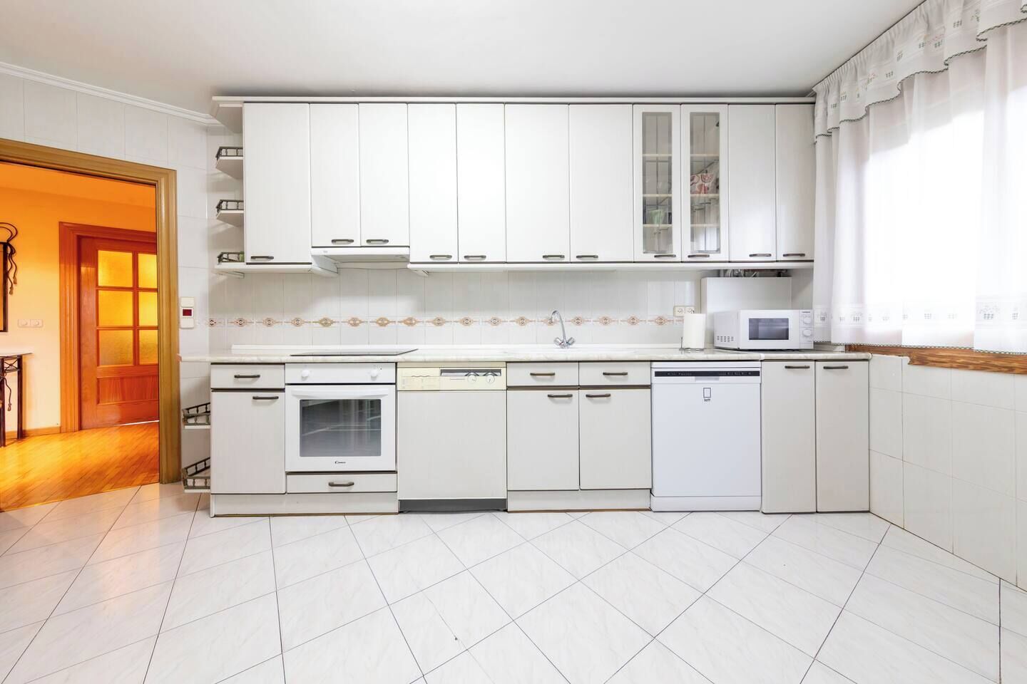 Jääkaappi, mikroaaltouuni, uuni, liesi