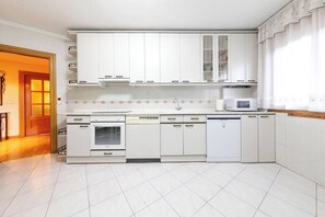 Fridge, microwave, oven, stovetop - Historic Village Escape – Burgo de Osma (El Burgo de Osma)