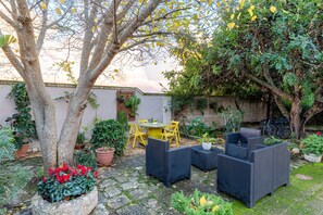 Outdoor dining - Le Carrube Bed and Breakfast with Wi-Fi and Air Conditioning (Sava)