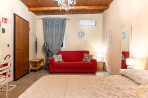 WiFi, bed sheets - Le Carrube Bed and Breakfast with Wi-Fi and Air Conditioning (Sava)