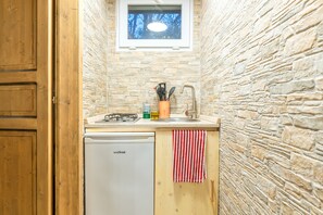 Fridge, stovetop, coffee/tea maker, electric kettle