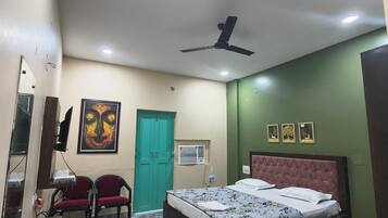 Deluxe-dobbeltværelse - udsigt til have | Skrivebord, arbejdsområde til bærbare computere, gratis Wi-Fi