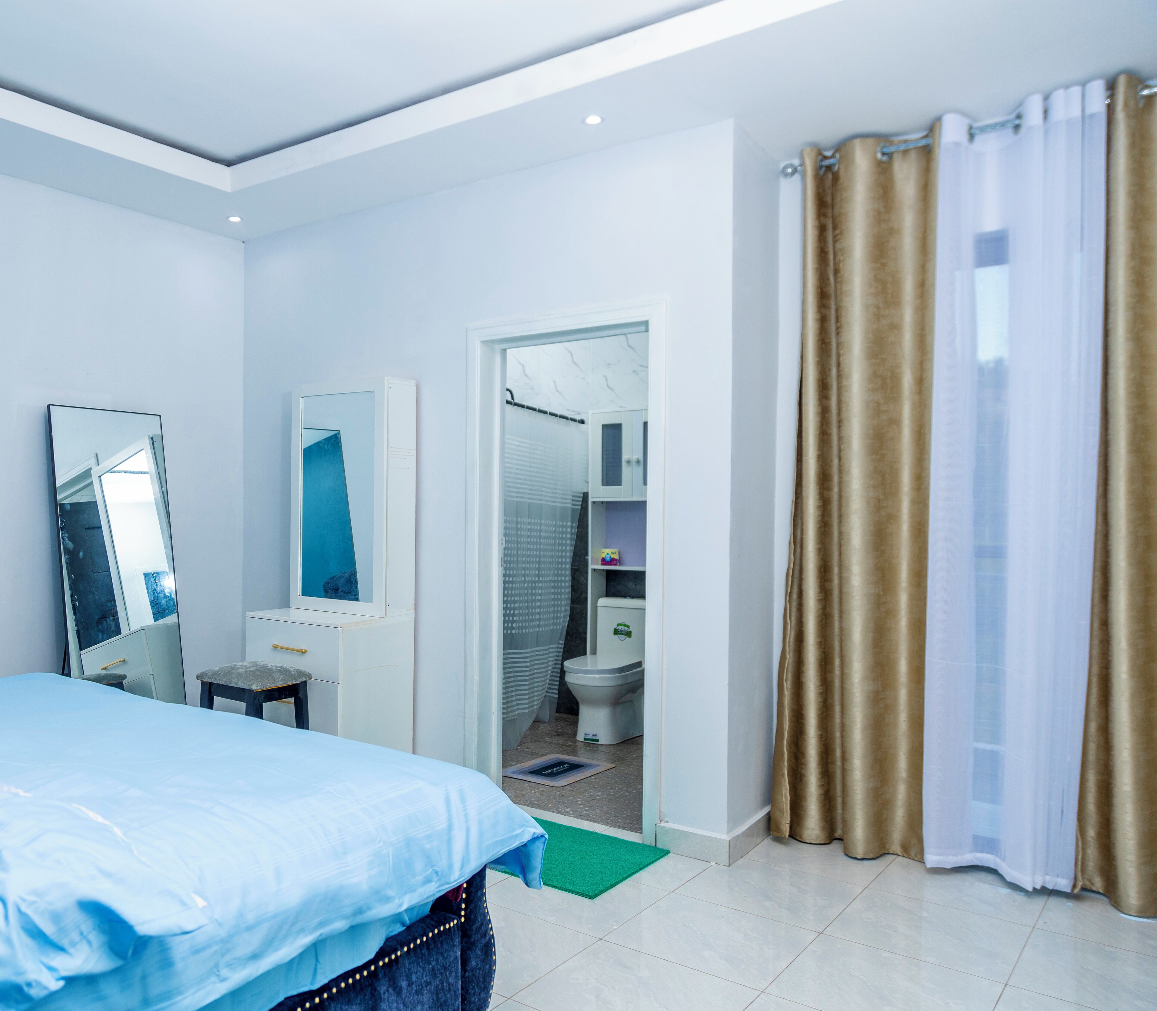 Iron/ironing board, WiFi, bed sheets